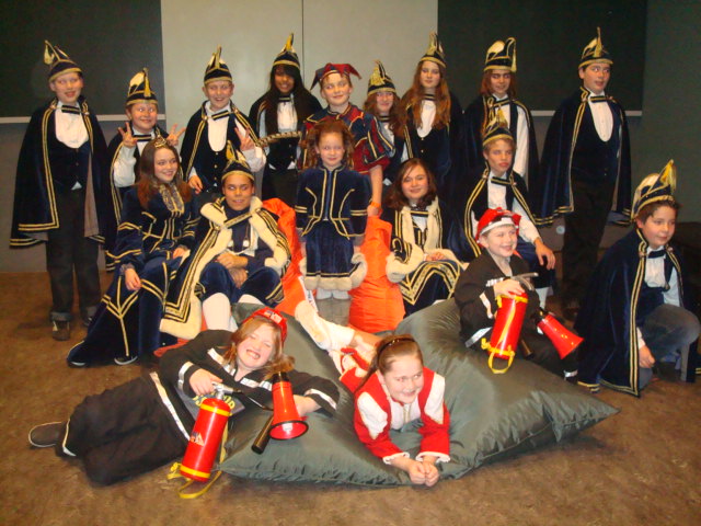 De Raad van Elf met de dansmariekes 2011